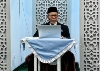 Ustadz Baidowi, dalam kajian ahad pagi, Iblis sombong karena api, manusia sombong karena dunia, lupa menjaga fitrah di era digital. (foto: Firnas/pasmu.id)