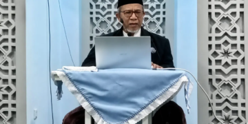 Ustadz Baidowi, dalam kajian ahad pagi, Iblis sombong karena api, manusia sombong karena dunia, lupa menjaga fitrah di era digital. (foto: Firnas/pasmu.id)