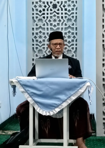 Ustadz Baidowi, dalam kajian ahad pagi, Iblis sombong karena api, manusia sombong karena dunia, lupa menjaga fitrah di era digital. (foto: Firnas/pasmu.id)