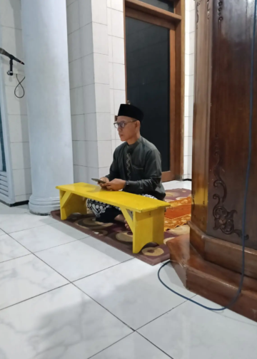 Ust. Heru Winarno paparkan sejarah Haji Wada' dan 12 poin khutbah perpisahan Rasulullah di Masjid Darul Arqom. (foto:Suharsono/pasmu.id)