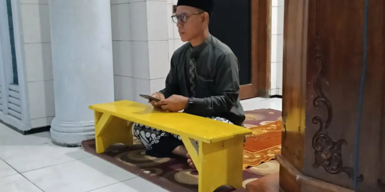 Ust. Heru Winarno paparkan sejarah Haji Wada' dan 12 poin khutbah perpisahan Rasulullah di Masjid Darul Arqom. (foto:Suharsono/pasmu.id)