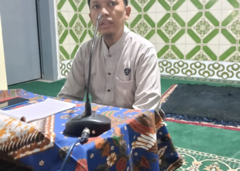 Ust. Nur Adi Septyanto mengajak jamaah Masjid Al Kautsar meneladani keteguhan iman kaum Anshar. (foto: Suharsono/pasmu.id)