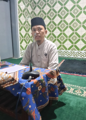 Ust. Nur Adi Septyanto mengajak jamaah Masjid Al Kautsar meneladani keteguhan iman kaum Anshar. (foto: Suharsono/pasmu.id)