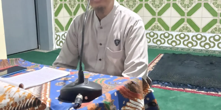Ust. Nur Adi Septyanto mengajak jamaah Masjid Al Kautsar meneladani keteguhan iman kaum Anshar. (foto: Suharsono/pasmu.id)
