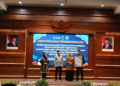 SMK Muhammadiyah 1 Pasuruan meraih penghargaan sebagai SMK Swasta dengan kontribusi beasiswa terbanyak Jawa Timur, foto Kepala SMK Mutu dengan Gubernur Jatim. (Foto: Istimewa)