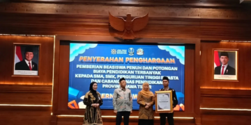SMK Muhammadiyah 1 Pasuruan meraih penghargaan sebagai SMK Swasta dengan kontribusi beasiswa terbanyak Jawa Timur, foto Kepala SMK Mutu dengan Gubernur Jatim. (Foto: Istimewa)