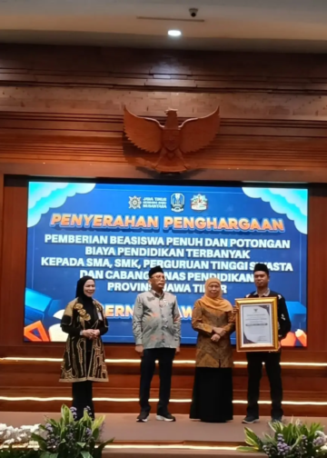 SMK Muhammadiyah 1 Pasuruan meraih penghargaan sebagai SMK Swasta dengan kontribusi beasiswa terbanyak Jawa Timur, foto Kepala SMK Mutu dengan Gubernur Jatim. (Foto: Istimewa)