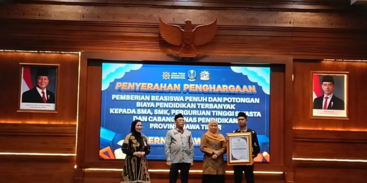 SMK Muhammadiyah 1 Pasuruan meraih penghargaan sebagai SMK Swasta dengan kontribusi beasiswa terbanyak Jawa Timur, foto Kepala SMK Mutu dengan Gubernur Jatim. (Foto: Istimewa)
