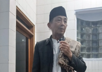 Ustaz Anang di Masjid Darul Arqom: bahagia sejati raih dengan shalat khusyuk dan akhlak mulia. (foto: Suharsono/pasmu.id)
