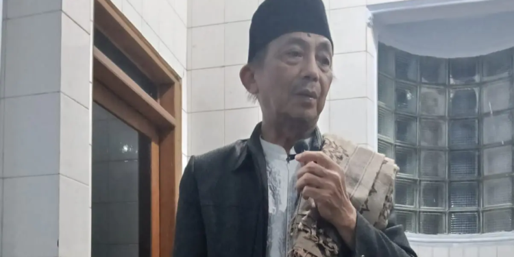 Ustaz Anang di Masjid Darul Arqom: bahagia sejati raih dengan shalat khusyuk dan akhlak mulia. (foto: Suharsono/pasmu.id)
