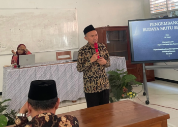 Drs. Muhammad Fatoni, M.Pd. memberikan materi pada Raker Pesantren SPEAM 2026/2027 terima pembinaan karakter dan profesionalisme guru dari PDM Kota Pasuruan. (foto: Umar Effendi/pasmu.id)