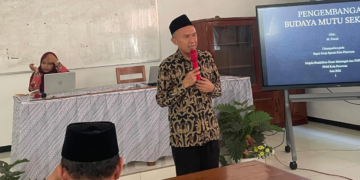 Drs. Muhammad Fatoni, M.Pd. memberikan materi pada Raker Pesantren SPEAM 2026/2027 terima pembinaan karakter dan profesionalisme guru dari PDM Kota Pasuruan. (foto: Umar Effendi/pasmu.id)