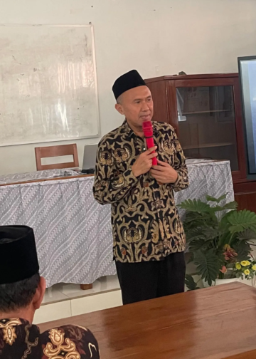 Drs. Muhammad Fatoni, M.Pd. memberikan materi pada Raker Pesantren SPEAM 2026/2027 terima pembinaan karakter dan profesionalisme guru dari PDM Kota Pasuruan. (foto: Umar Effendi/pasmu.id)
