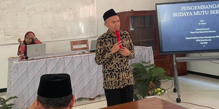 Drs. Muhammad Fatoni, M.Pd. memberikan materi pada Raker Pesantren SPEAM 2026/2027 terima pembinaan karakter dan profesionalisme guru dari PDM Kota Pasuruan. (foto: Umar Effendi/pasmu.id)