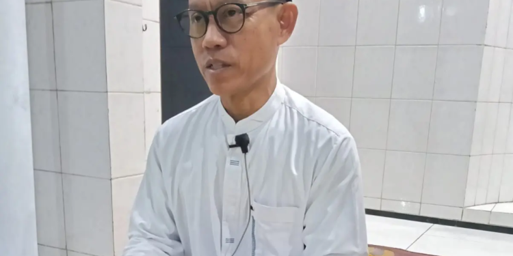 Ustaz Heru Winarno di Masjid Darul Arqom mengingatkan kritik tanpa solusi adalah perusakan, pilih mudharat ringan. (Foto: Suharsono/pasmu.id)