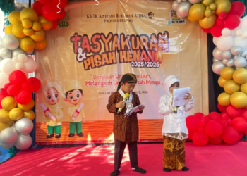 Dua bocah TK B, Affan dan Chilla, memukau sebagai MC dadakan hanya dalam latihan H-2. (foto: Addien Insani/pasmu.id)