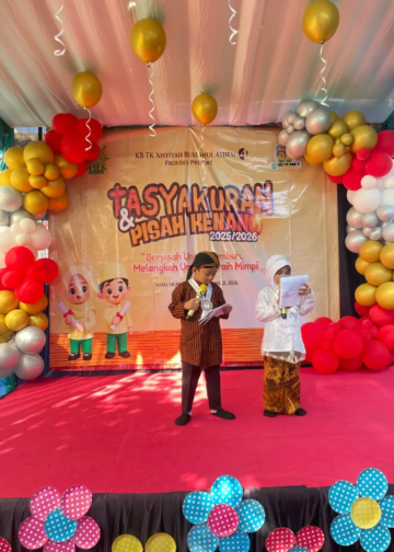 Dua bocah TK B, Affan dan Chilla, memukau sebagai MC dadakan hanya dalam latihan H-2. (foto: Addien Insani/pasmu.id)