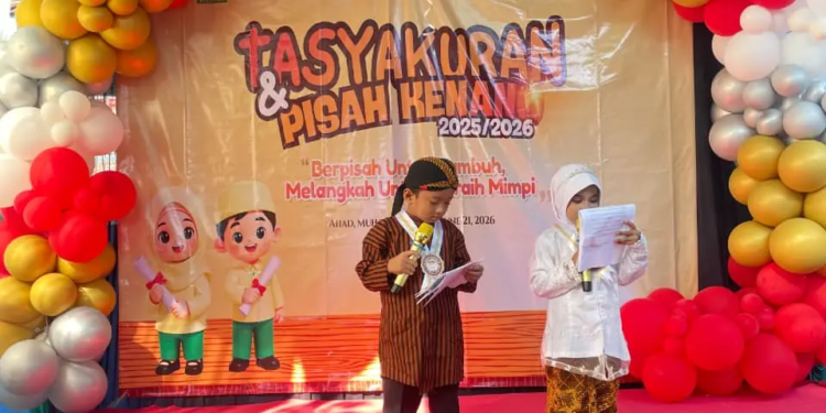 Dua bocah TK B, Affan dan Chilla, memukau sebagai MC dadakan hanya dalam latihan H-2. (foto: Addien Insani/pasmu.id)