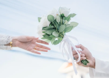 Cinta bisa tumbuh berbeda, tetapi pernikahan kokoh ketika dibangun di atas akidah yang sama. (ilustrasi: shutterstock.com