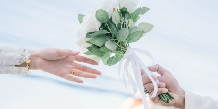Cinta bisa tumbuh berbeda, tetapi pernikahan kokoh ketika dibangun di atas akidah yang sama. (ilustrasi: shutterstock.com