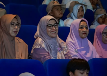 Ibu Wali Kota Pasuruan, Suryani Firdaus, membersamai peserta PLAY Muharam Ceria 2026 nobar film di Sams Studio/Image: Ramapati
