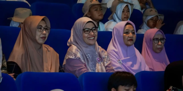 Ibu Wali Kota Pasuruan, Suryani Firdaus, membersamai peserta PLAY Muharam Ceria 2026 nobar film di Sams Studio/Image: Ramapati