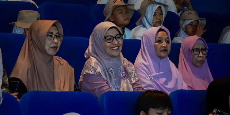 Ibu Wali Kota Pasuruan, Suryani Firdaus, membersamai peserta PLAY Muharam Ceria 2026 nobar film di Sams Studio/Image: Ramapati
