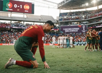 Ronaldo dan Messi mungkin tak pernah duel di Piala Dunia, tapi perjuangan mereka tetap abadi. (Ilustrasi: AI)