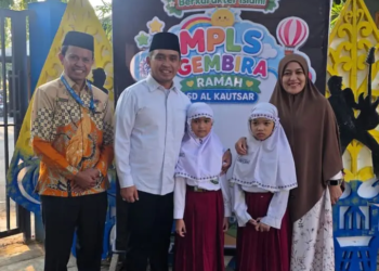 Pembukaan MPLS SD Al Kautsar Kota Pasuruan berlangsung meriah, dihadiri Wali Kota yang mengantarkan putrinya. (Foto: Marjoko/pasmu.id)