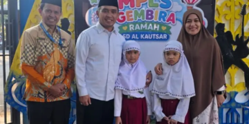 Pembukaan MPLS SD Al Kautsar Kota Pasuruan berlangsung meriah, dihadiri Wali Kota yang mengantarkan putrinya. (Foto: Marjoko/pasmu.id)