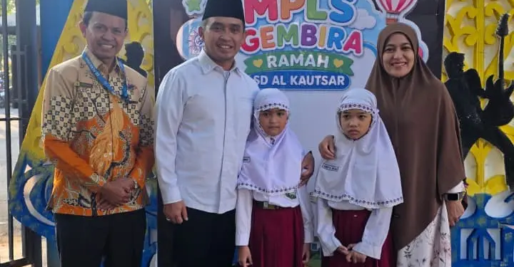 Pembukaan MPLS SD Al Kautsar Kota Pasuruan berlangsung meriah, dihadiri Wali Kota yang mengantarkan putrinya. (Foto: Marjoko/pasmu.id)