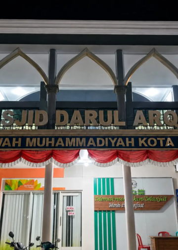 Dari mimbar subuh Masjid Darul Arqom, Ust. Muhammad Said Mahfudz mengajak umat memaknai kemerdekaan melalui keteladanan hijrah Rasulullah SAW dan kemakmuran masjid.