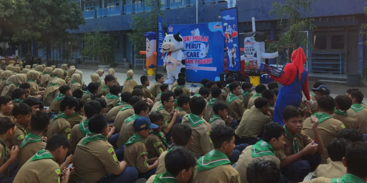 Cimory hadirkan edukasi, senam, dan keceriaan untuk ratusan siswa SMP MEKA di Krian. (foto: Nina Tri Wulyo/pasmu.id)