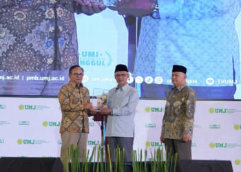 Haedar Nashir terima kartu wartawan Dewan Pers setelah 42 tahun perjalanan jurnalistiknya. ( foto : Muriamu Media/pasmu.id)