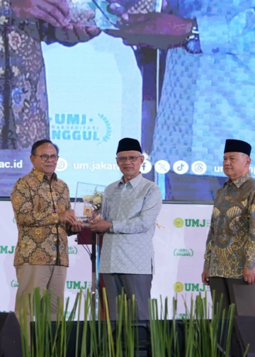 Haedar Nashir terima kartu wartawan Dewan Pers setelah 42 tahun perjalanan jurnalistiknya. ( foto : Muriamu Media/pasmu.id)