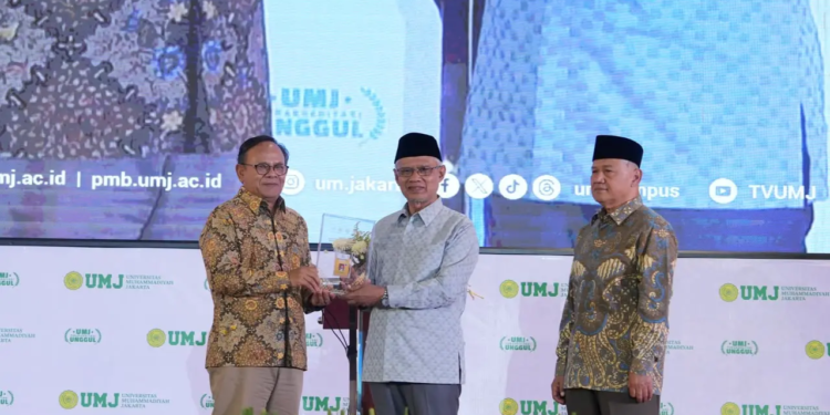 Haedar Nashir terima kartu wartawan Dewan Pers setelah 42 tahun perjalanan jurnalistiknya. ( foto : Muriamu Media/pasmu.id)