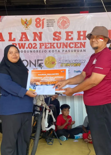 Jalan santai HUT ke-81 RI RW 02 Pekuncen galang Rp898.00 untuk korban bencana NTT.