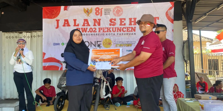 Jalan santai HUT ke-81 RI RW 02 Pekuncen galang Rp898.00 untuk korban bencana NTT.