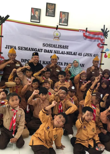 Veteran tanamkan nilai Semangat 45 di SD MuCES kampus baru, siswa antusias belajar sejarah perjuangan bangsa. (foto: Suyatno/pasmu.id)