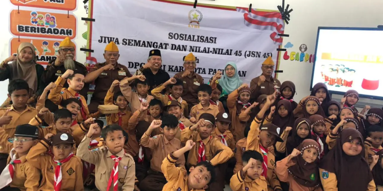 Veteran tanamkan nilai Semangat 45 di SD MuCES kampus baru, siswa antusias belajar sejarah perjuangan bangsa. (foto: Suyatno/pasmu.id)