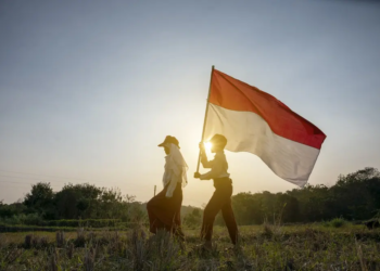 Siswa dituntut giat belajar agar naik kelas, sementara realitas politik membuat mereka mempertanyakan arti ijazah. (Ilustrasi: Shutterstock.com)