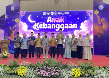 Foto bersama Ketua PDM Kota Pasuruan beserta jajaran, Kepala SD Al Kautsar Pasuruan, Kepala Dinas Pendidikan Kota Pasuruan Siti Rochana, Hanif Asyhar, dan aktor M. Cholidi Asadil Alam dalam kegiatan Seminar Parenting bertema “Anak Kebanggaan: Tumbuh Islami, Berprestasi, Bermanfaat” di Hall Hotel Ascent Premiere (foto: pasmu.id)