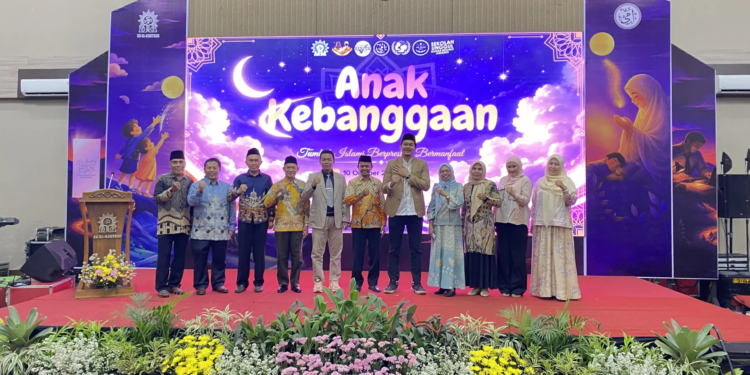 Foto bersama Ketua PDM Kota Pasuruan beserta jajaran, Kepala SD Al Kautsar Pasuruan, Kepala Dinas Pendidikan Kota Pasuruan Siti Rochana, Hanif Asyhar, dan aktor M. Cholidi Asadil Alam dalam kegiatan Seminar Parenting bertema “Anak Kebanggaan: Tumbuh Islami, Berprestasi, Bermanfaat” di Hall Hotel Ascent Premiere (foto: pasmu.id)