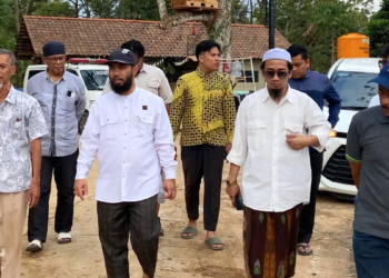 Ustaz Rifky dan Gus Aziz ajak takmir Al-Ukhuwah dan Lazismu berkeliling pembangunan Pondok Rimba/Pasmu.id