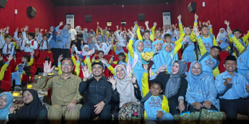 Wali Kota Pasuruan Adi Wibowo bersama Ibunda hadir di nobar film Istimewa SD Al Kautsar