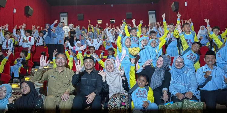 Wali Kota Pasuruan Adi Wibowo bersama Ibunda hadir di nobar film Istimewa SD Al Kautsar