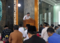 Khutbah mengajak jamaah ikhlas beramal, meluruskan niat, menjauhi riya, berbuat baik tanpa balasan, memperkuat kepedulian