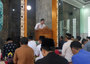 Khutbah mengajak jamaah ikhlas beramal, meluruskan niat, menjauhi riya, berbuat baik tanpa balasan, memperkuat kepedulian