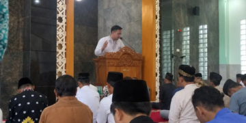 Khutbah mengajak jamaah ikhlas beramal, meluruskan niat, menjauhi riya, berbuat baik tanpa balasan, memperkuat kepedulian