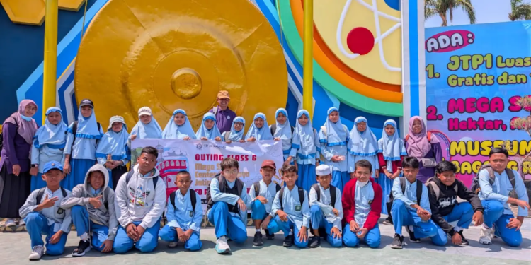 Siswa kelas VI SD Al Kautsar mengikuti PLK di Mega Science Center Jatim Park 1, Batu